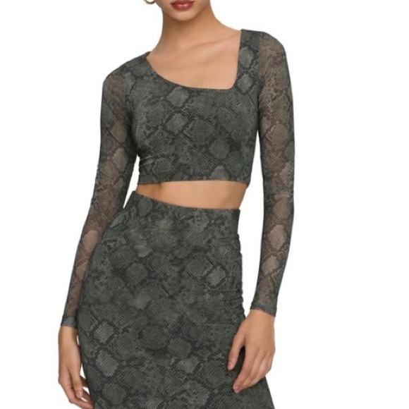 NEW GOOD AMERICAN Asymmetrical Mesh Crop Top Size Medium Print Hunter Snake - Picture 2 of 5